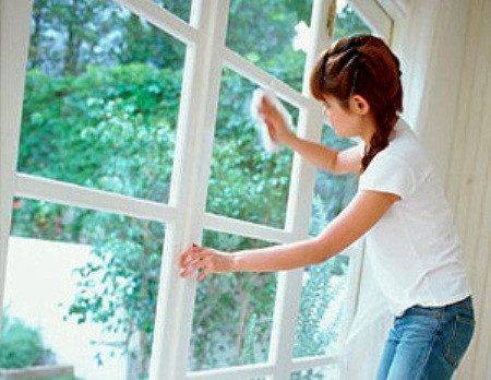 Chống nồm cho nền nhà. 1 hãy đóng kín cửa, bịt các kẽ hở càng kín càng tốt để hạn chế không khí ẩm vào nhà.