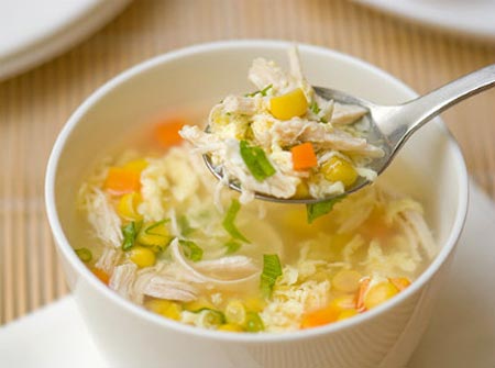 Soup cà chua với sữa 1 Soup gà là món ăn cổ điển tốt cho bé mắc cảm lạnh và viêm họng