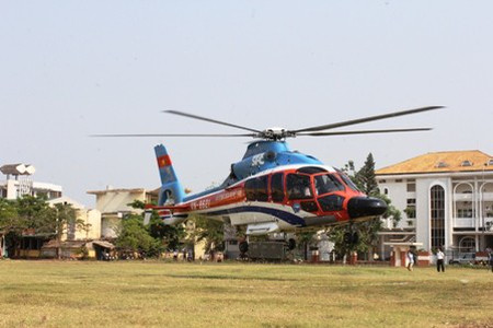 Khám phá vườn Quốc gia Phong Nha - Kẻ Bàng bằng máy bay trực thăng 1 Chuyến bay khai trương dịch vụ du lịch bằng trực thăng tại Quảng Bình. Giá mỗi chuyến bay kéo dài một giờ cho 22 hành khách là 3.400 USD, tương đương 3 triệu đồng/người.