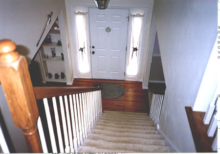 4. Cửa ra vào đối diện với cầu thang 1