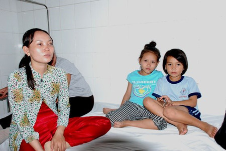 Sau khi được cấp cứu kịp thời, hai em Nguyễn Thị Yến Nhi và Nguyễn Ngọc Khánh Ly đang được nhân viên y tế và gia đình chăm sóc tại Khoa nhi BVĐK Tây Ninh.