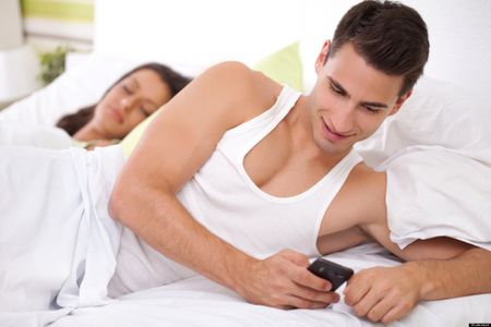 Đau lòng khi mang bầu và nuôi con nhỏ mà chồng đi ngoại tình 1 Chồng tôi dùng điện thoại với nhiều biểu hiện mờ ám
