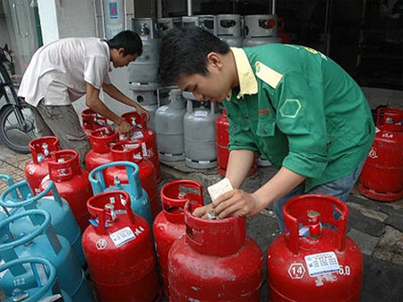 Hôm nay(1/5), giá gas bán lẻ tăng 8.000 đồng/bình loại 12 kg 1 Từ ngày 1/5, giá gas bán lẻ tăng 8.000 đồng/bình loại 12 kg.