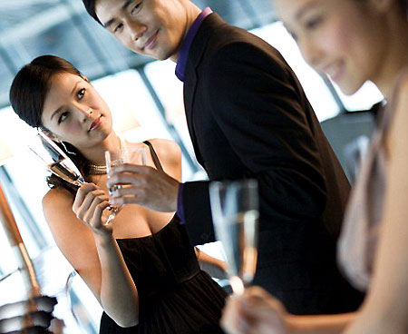 Tôi ngao ngán người chồng trăng hoa và keo kiệt của mình 1 anh liền tán tỉnh em ấy ngay trước mặt tôi và những người quen của tôi