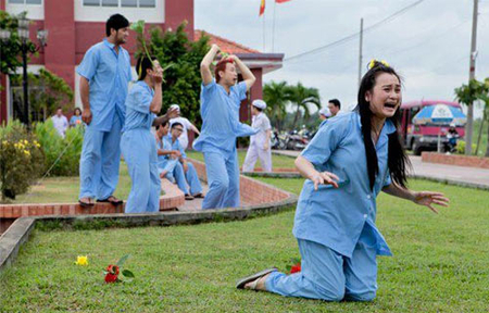 Cẩm nang cho người sắp bị điên 3 Điên cũng không phải là một cách giải thoát, những khổ đau đó vẫn cứ đeo bám họ, vẫn không tha cho họ