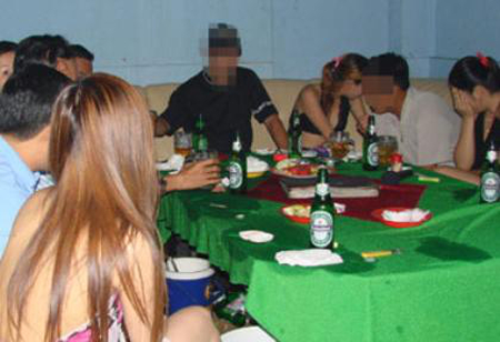 Tôi muốn chia tay vì biết chồng đi hát karaoke ôm 1 Tôi muốn chia tay vì biết chồng đi hát karaoke ôm 1