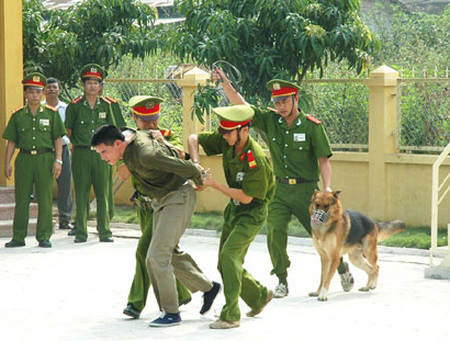 Tôi đã sai lầm khi cưới một người nghiện ma túy? 1 Thật trớ trêu thay khi còn nửa tháng là tới ngày tôi sanh thì anh lại bị bắt