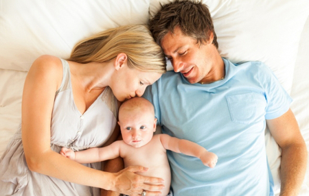 Hãy giúp tôi hiểu anh ấy đang có vấn đề gì! 1 Khi đi ngủ anh còn chủ động cho con nằm giữa.