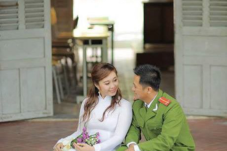 Em biết tin vào ai nữa? 1 Anh đã hứa hẹn thật nhiều, đã vẽ ra cả một bầu trời xanh!