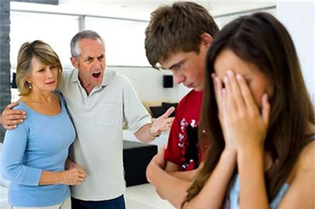 Bố mẹ anh ấy ngăn cấm chúng tôi chỉ vì không hợp tuổi 1 Không ai cho mình 1 cơ hội để nói chuyện để được giải thích