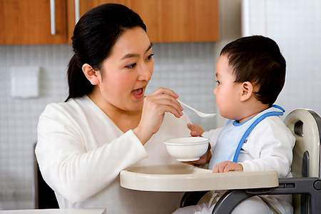 Cha mẹ nên cẩn thận với bệnh sởi trong mùa Đông Xuân cho trẻ 3 Bổ sung chế độ dinh dưỡng đầy đủ cho trẻ.
