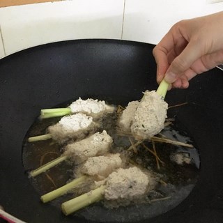 Cách làm món nem chạo chay cuốn sả 5 Cách làm món nem chạo chay cuốn sả 5