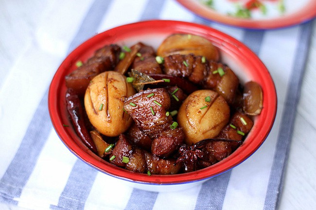 Thịt kho trứng quế 1