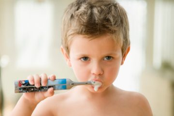 Nguyên nhân chảy máu chân răng ở trẻ Nguyên nhân chảy máu chân răng ở trẻ