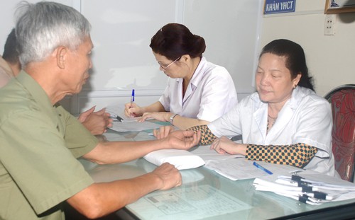 Tiểu sử thầy thuốc ưu tú Đinh Thị Phiển 1 Tiểu sử thầy thuốc ưu tú Đinh Thị Phiển 1