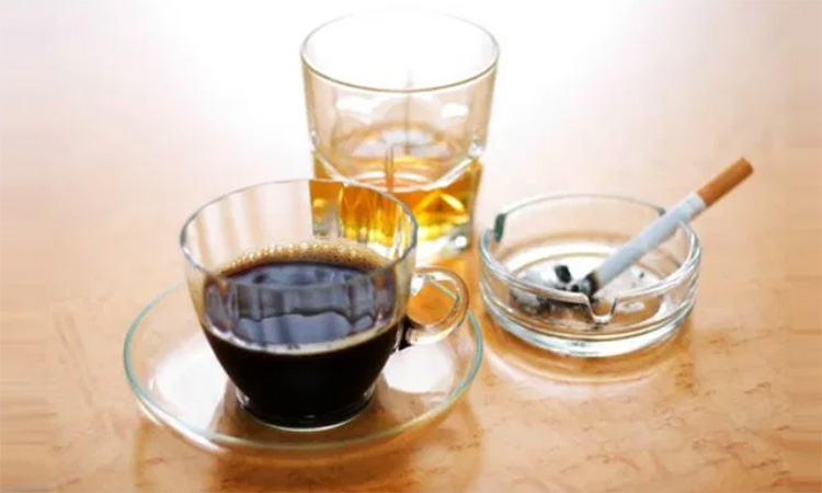 1. Sử dụng nhiều caffeine và cồn 1