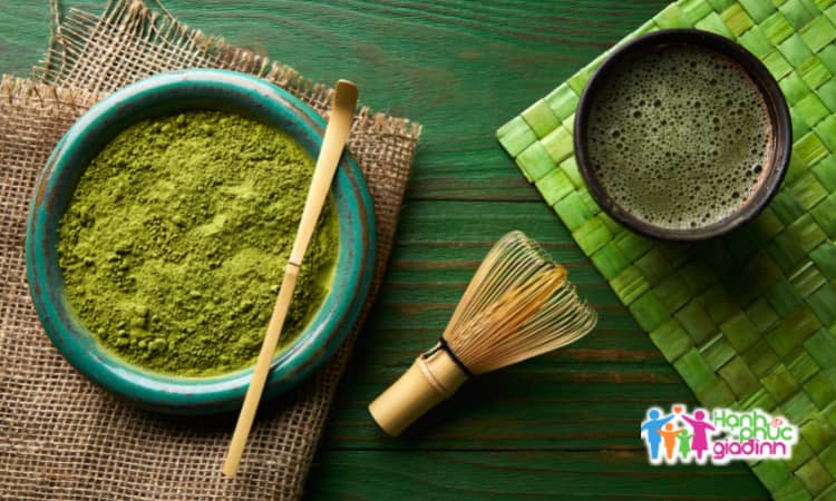 Bột trà xanh cũng giúp làm mờ thâm sẹo