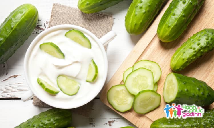 Hỗn hợp sữa chua không đường, dưa chuột