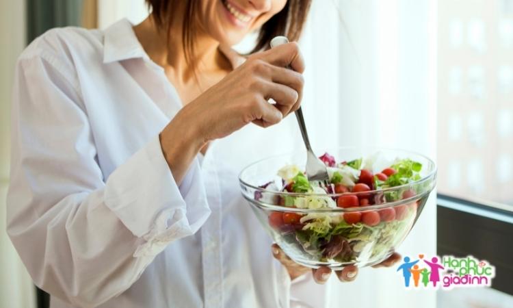 Chế độ ăn uống khoa học là một trong những cách để giúp cải thiện chàm tại nhà