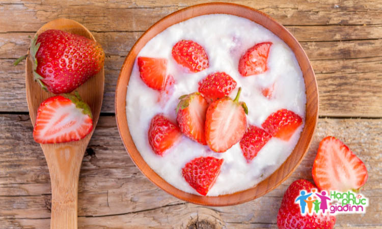 Sử dụng thảo dược thiên nhiên 2 Hỗn hợp sữa chua, dâu tây