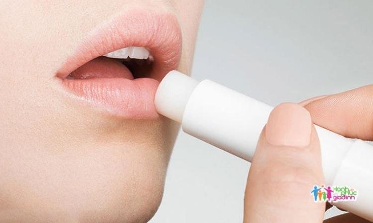 Thường xuyên dưỡng ẩm môi