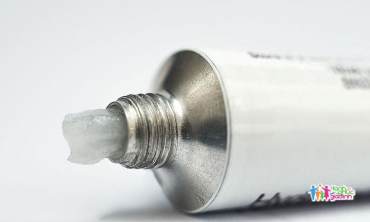 Bôi thuốc trị chàm môi