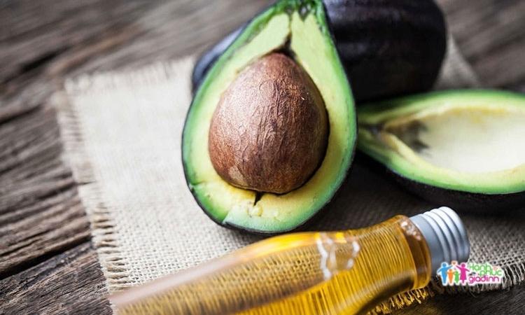 Dùng tinh dầu bơ dưỡng ẩm cho môi giúp cải thiện bệnh chàm môi